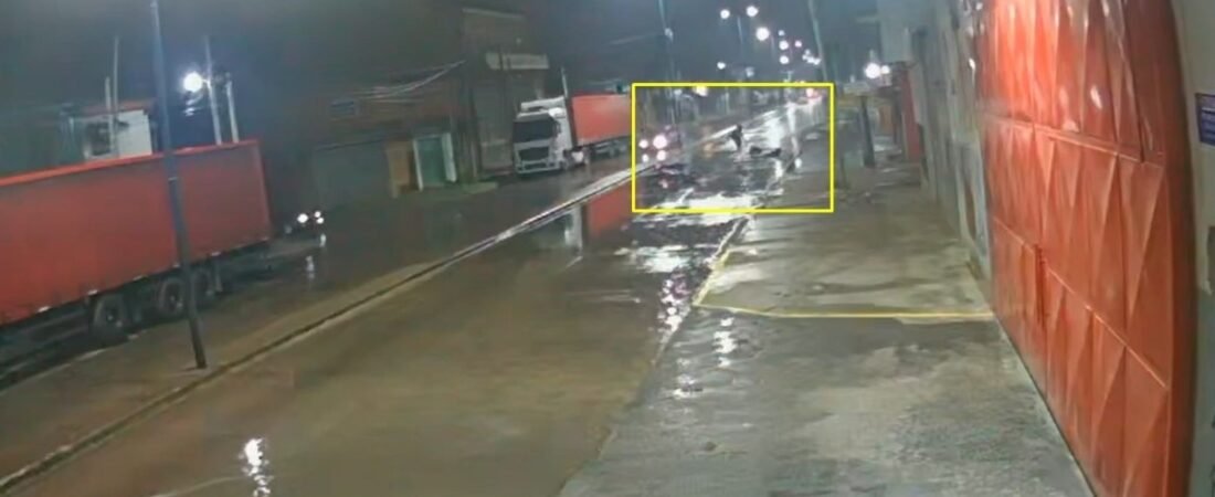 Lo hicieron caer de la moto para robarle con una réplica de pistola, pero era un gendarme y les disparó: uno murió, otro lucha por su vida